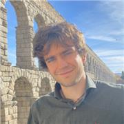 Profesor de matemáticas imparte clases a alumnos de la ESO y Bachillerato en Burgos de forma presencial